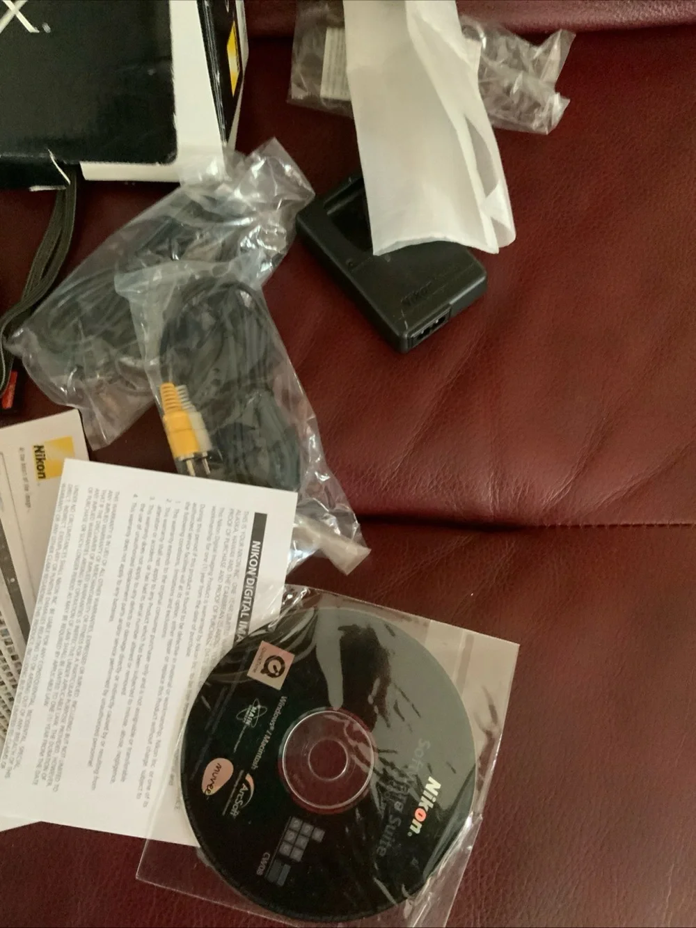 Nikon Coolpix S570 digital camera complete + SD card. Cosmetic scratches present